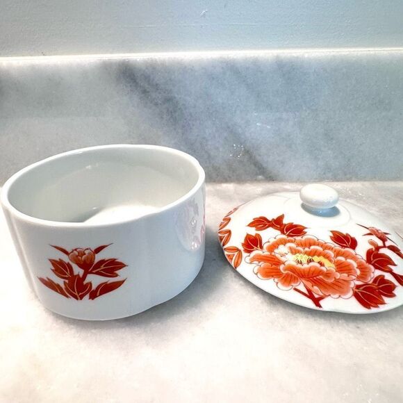 NWOT Made In Japan Hand Painted Porcelain Dish Covered Bowl Red White Small - Picture 3 of 3